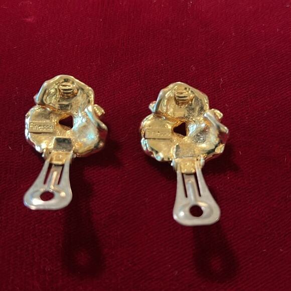 Vintage Finesse Signed Clip Earrings - Picture 2 of 4